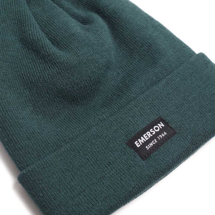 Unisex σκουφί EMERSON 222.EU03.19P σε χρώμα πράσινο, με ελαστική πλέξη, γύρισμα στο τελείωμα και διακριτικό ραφτό λογότυπο.