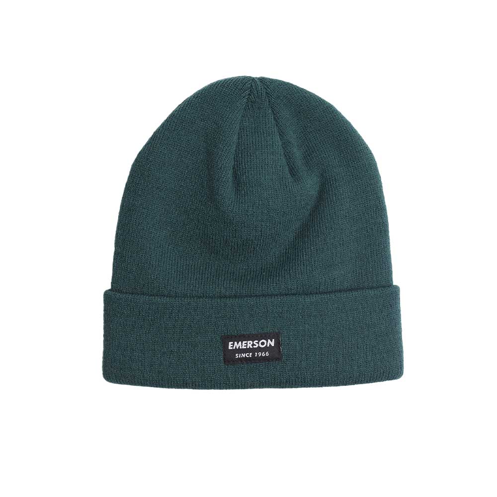 Unisex σκουφί EMERSON 222.EU03.19P σε χρώμα πράσινο, με ελαστική πλέξη, γύρισμα στο τελείωμα και διακριτικό ραφτό λογότυπο.