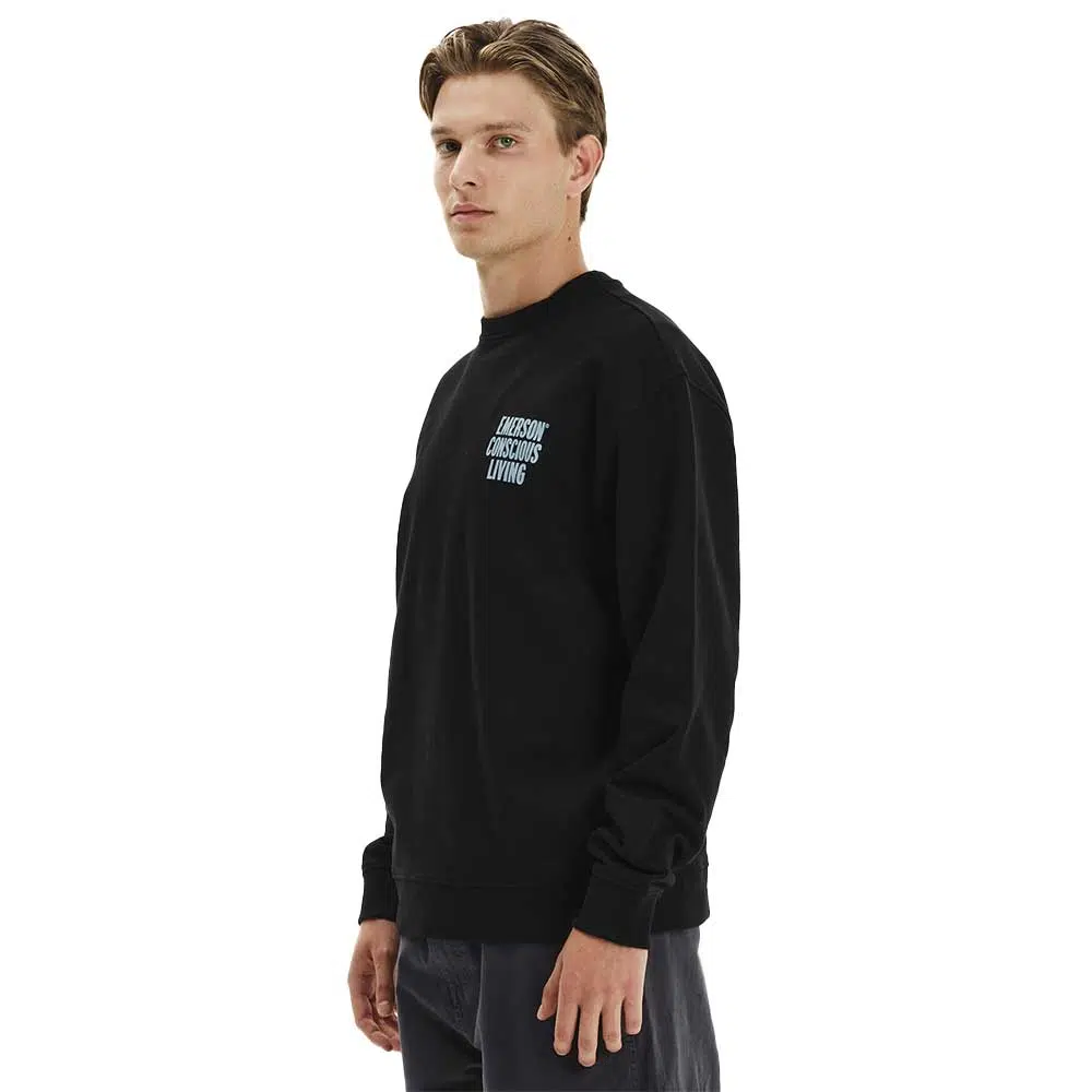 Φούτερ EMERSON Conscious Living σε casual γραμμή με τύπωμα στην πλάτη και minimal street style.