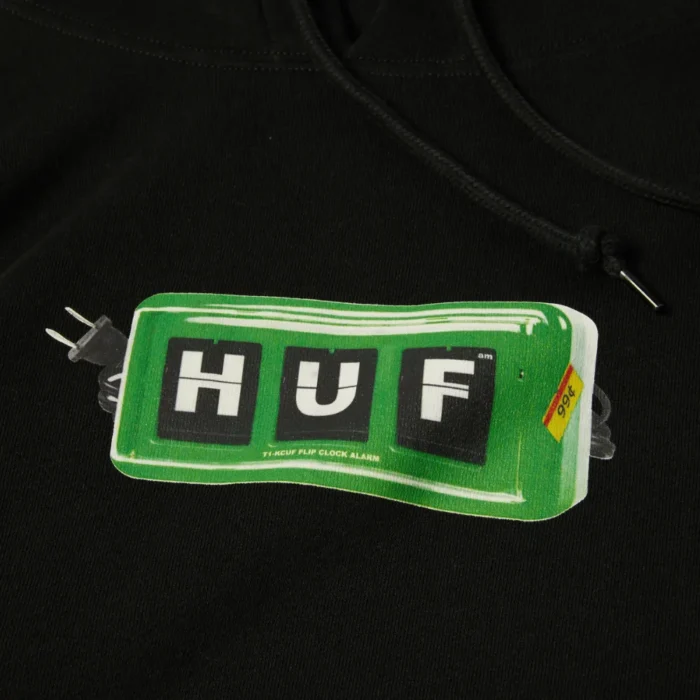 Μαύρο HUF Countdown pullover hoodie με κεντρικό λευκό printed artwork στο στήθος, ρυθμιζόμενη κουκούλα με κορδόνια, μπροστινή kangaroo τσέπη και HUF woven label στον λαιμό.
