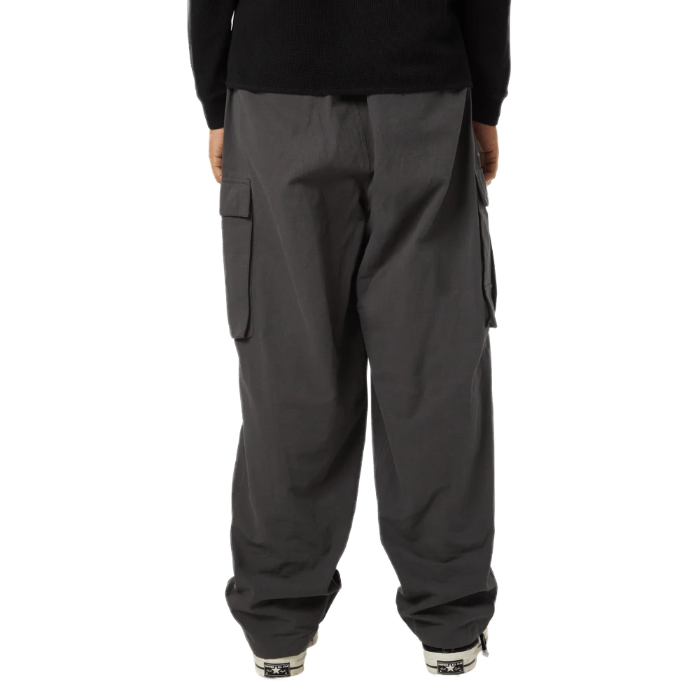 Cargo παντελόνι HUF Mateo black, ripstop ύφασμα, embroidered artwork, πολλαπλές τσέπες, adjustable μέση. Μοντέλα ~180 cm με μέγεθος Medium.