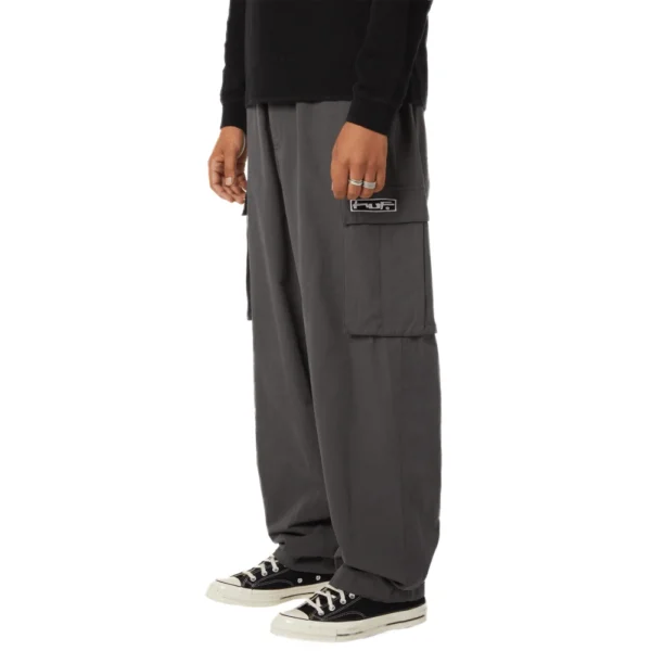 Cargo παντελόνι HUF Mateo black, ripstop ύφασμα, embroidered artwork, πολλαπλές τσέπες, adjustable μέση. Μοντέλα ~180 cm με μέγεθος Medium.