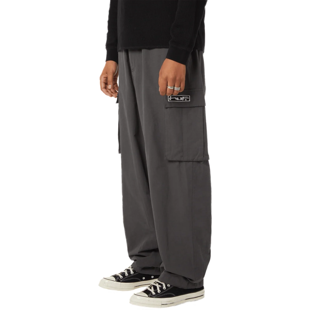 Cargo παντελόνι HUF Mateo black, ripstop ύφασμα, embroidered artwork, πολλαπλές τσέπες, adjustable μέση. Μοντέλα ~180 cm με μέγεθος Medium.