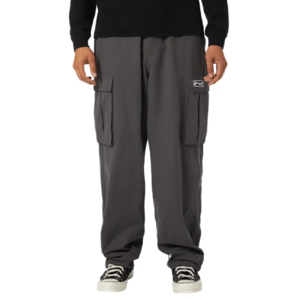 Cargo παντελόνι HUF Mateo black, ripstop ύφασμα, embroidered artwork, πολλαπλές τσέπες, adjustable μέση. Μοντέλα ~180 cm με μέγεθος Medium.