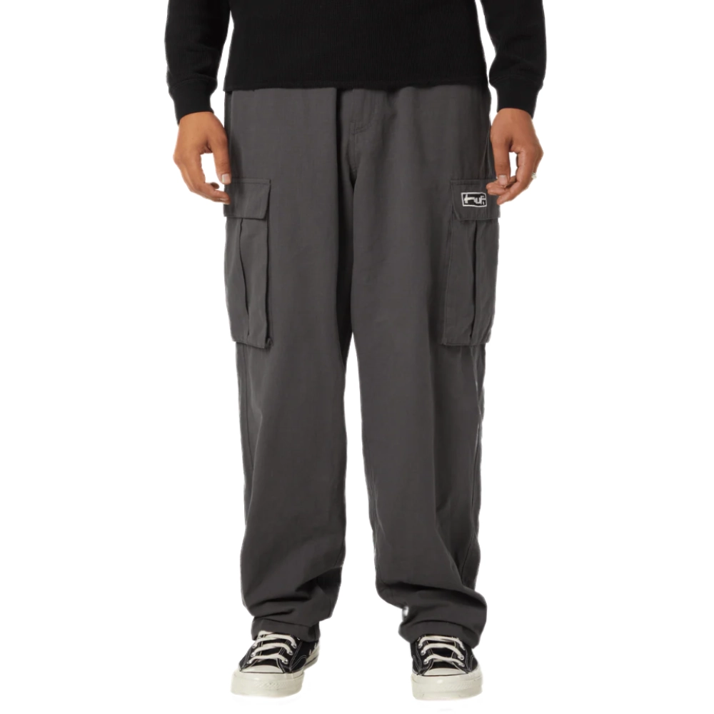 Cargo παντελόνι HUF Mateo black, ripstop ύφασμα, embroidered artwork, πολλαπλές τσέπες, adjustable μέση. Μοντέλα ~180 cm με μέγεθος Medium.