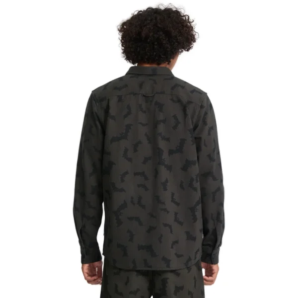 Volcom unisex shirt rinsed black με bat print και σχέδιο J.J. Villard, μακρυμάνικο με διπλές τσέπες.
