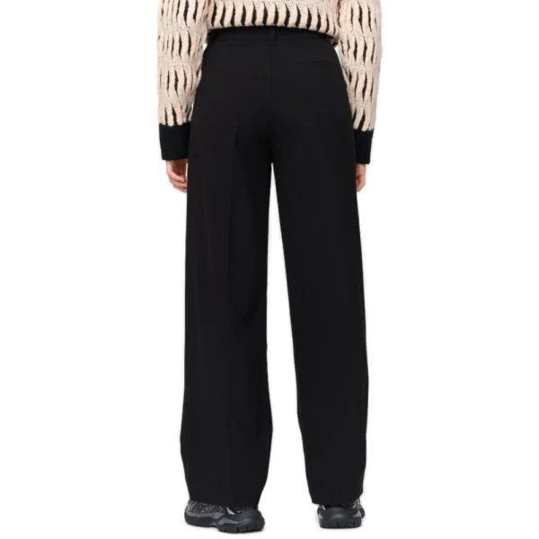 Μαύρη παντελόνα 24Colours με πιέτες και κλασική γραμμή, σε άνετο ύφασμα με ελαστικότητα