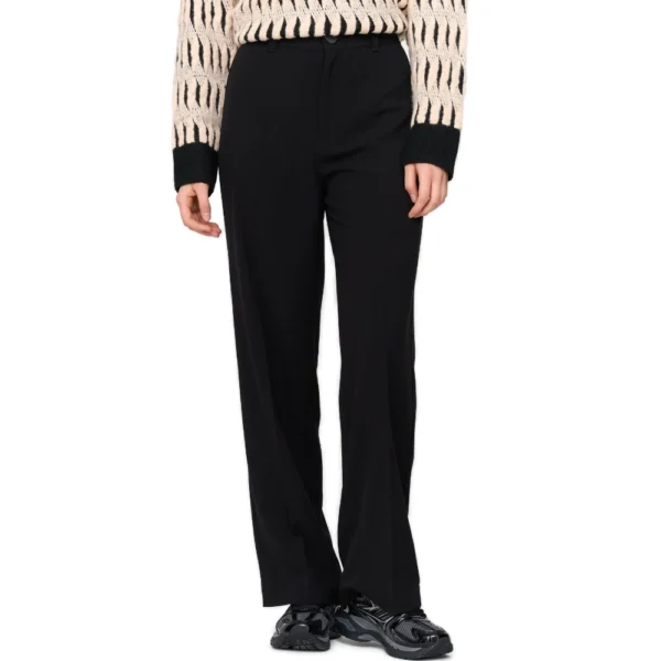 Μαύρη παντελόνα 24Colours με πιέτες και κλασική γραμμή, σε άνετο ύφασμα με ελαστικότητα