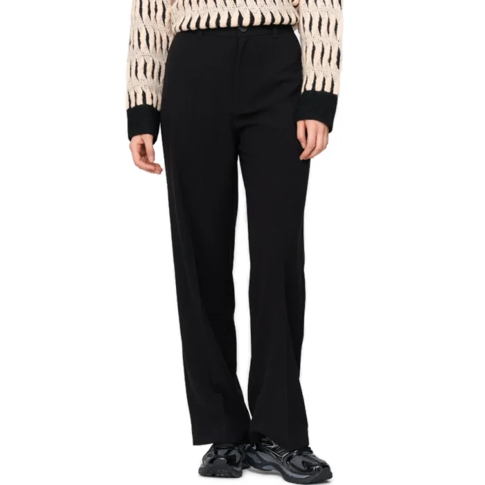 Μαύρη παντελόνα 24Colours με πιέτες και κλασική γραμμή, σε άνετο ύφασμα με ελαστικότητα