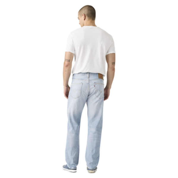 Ανδρικό τζιν παντελόνι Levi's 501 Original σε ανοιχτόχρωμο μπλε (light wash) με ίσια γραμμή και ελαφριά ελαστικότητα.