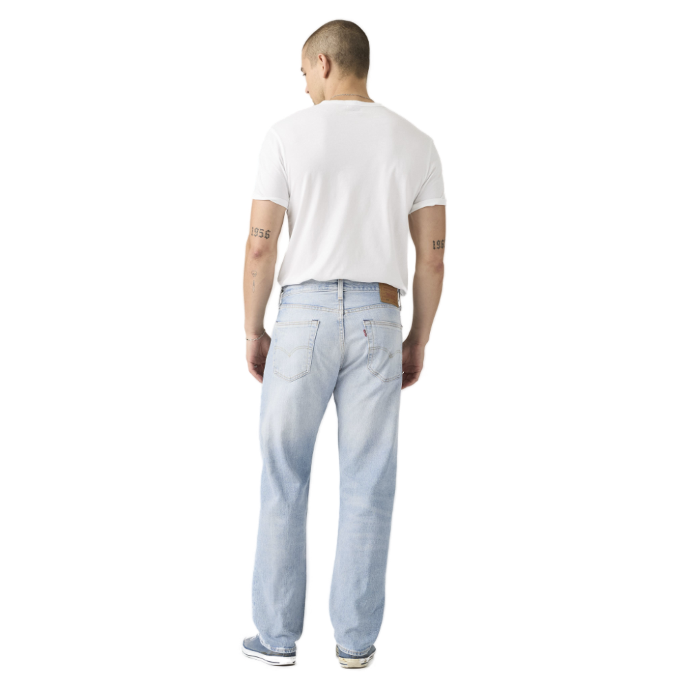 Ανδρικό τζιν παντελόνι Levi's 501 Original σε ανοιχτόχρωμο μπλε (light wash) με ίσια γραμμή και ελαφριά ελαστικότητα.