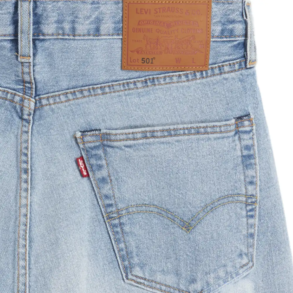 Ανδρικό τζιν παντελόνι Levi's 501 Original σε ανοιχτόχρωμο μπλε (light wash) με ίσια γραμμή και ελαφριά ελαστικότητα.