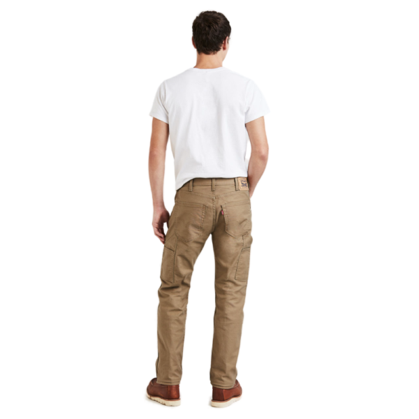 Ανδρικό καφέ παντελόνι Levi's 505 Utility Workwear από ανθεκτικό καμβά σε όρθια στάση.