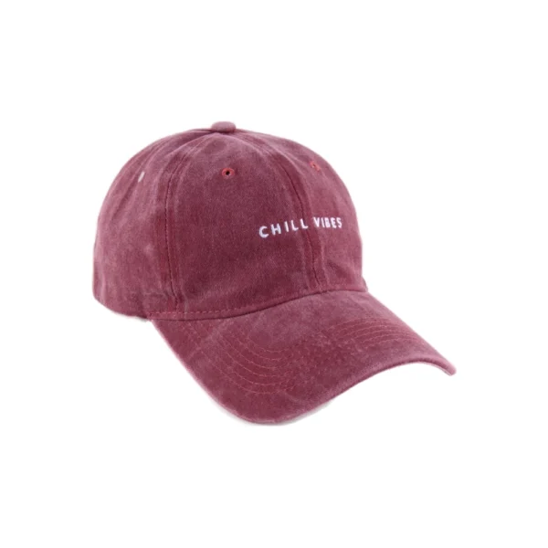 Γυναικείο bordeaux καπέλο 24 colours με κεντημένη τη φράση Chill Vibes στο μπροστινό μέρος σε ένα μέγεθος, διαθέσιμο στο ns97.gr στην καστορια.