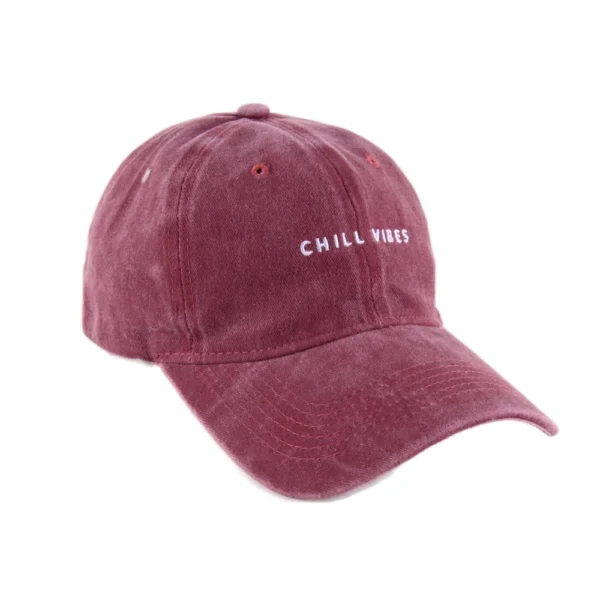 Γυναικείο bordeaux καπέλο 24 colours με κεντημένη τη φράση Chill Vibes στο μπροστινό μέρος σε ένα μέγεθος, διαθέσιμο στο ns97.gr στην καστορια.