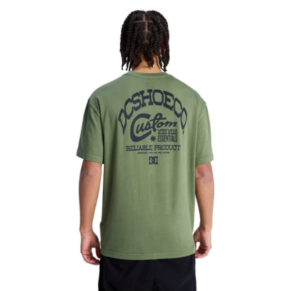 Ανδρικό κοντομάνικο t-shirt DC Knotted σε bronze green χρώμα, με μικρό τύπωμα μπροστά και μεγάλο σχέδιο στην πλάτη, διαθέσιμο στο ns97.gr