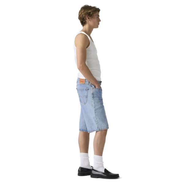 Ανδρικό ανοιχτόχρωμο τζιν σορτς Levi's 469 Loose Shorts, διαθέσιμο στο ns97.gr στην Καστοριά.