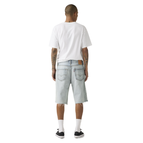 Ανδρική denim βερμούδα Levi's 469 Loose Shorts σε ανοιχτό μπλε χρώμα με χαλαρή γραμμή και φαρδύ μπατζάκι, διαθέσιμο στο ns97.gr