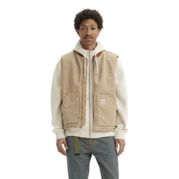 Ανδρικό γιλέκο Levi's Sansome Vest σε μπεζ χρώμα Tiger's Eye από ανθεκτικό καμβά, διαθέσιμο στην Καστοριά.