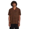 Unisex κοντομάνικο πουκάμισο Volcom Utopia με καφέ μοτίβο σε χαλαρή γραμμή, διαθέσιμο στο ns97.gr.