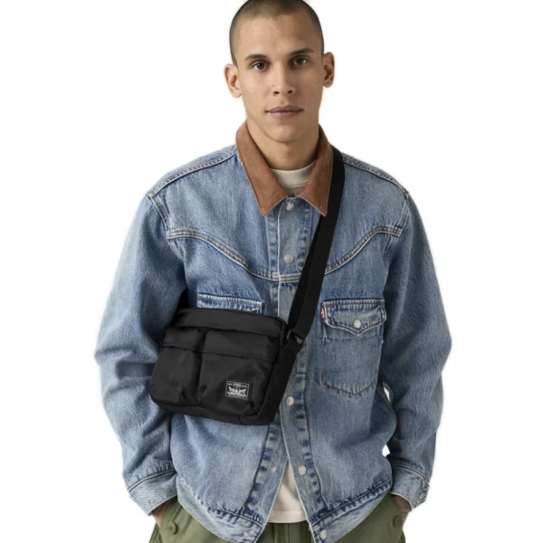 Μαύρη τσάντα χιαστί Levi's Mission Bay Crossbody με εξωτερικές τσέπες και ρυθμιζόμενο λουράκι, διαθέσιμο στο ns97.gr στην καστορια.