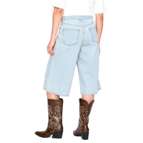 Γυναικεία μπλε τζιν βερμούδα 24colours 3/4 baggy γραμμή συνδυασμένη με καφέ μπότες διαθέσιμο στο ns97.gr καστορια.