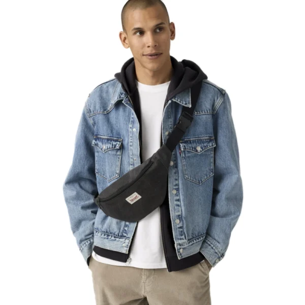 Μαύρο τσαντάκι χιαστί Levi's Duboce Sling Bag με λευκό λογότυπο και ρυθμιζόμενο ιμάντα διαθέσιμο στο ns97.gr Kastoria.