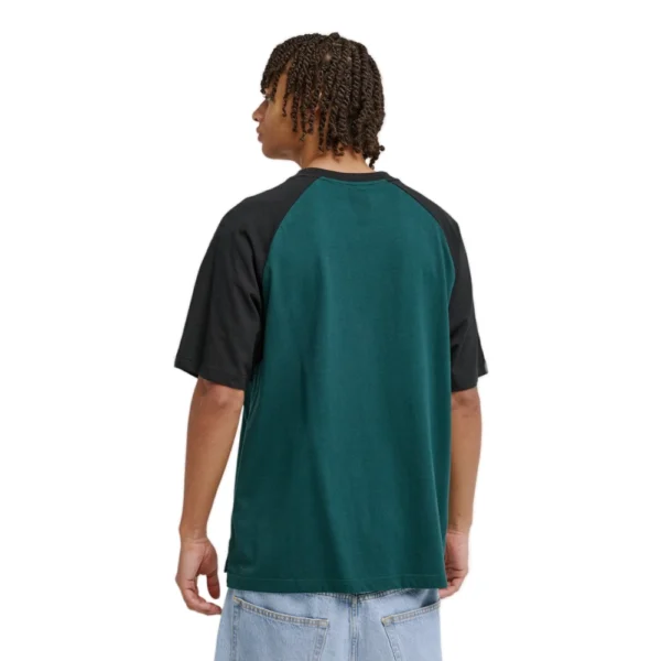 Ανδρικό κοντομάνικο t-shirt DC Rugged Raglan σε ponderosa pine πράσινο χρώμα με μαύρα μανίκια διαθέσιμο στο ns97.gr Kastoria.