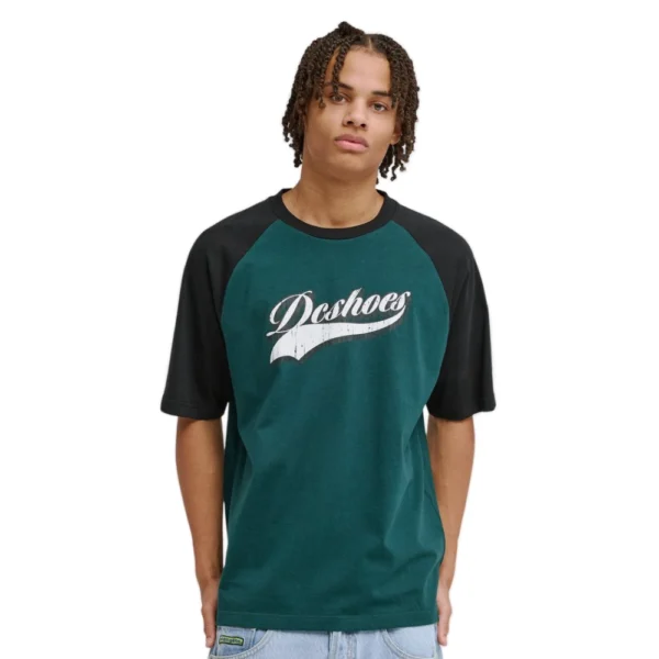 Ανδρικό κοντομάνικο t-shirt DC Rugged Raglan σε ponderosa pine πράσινο χρώμα με μαύρα μανίκια διαθέσιμο στο ns97.gr Kastoria.