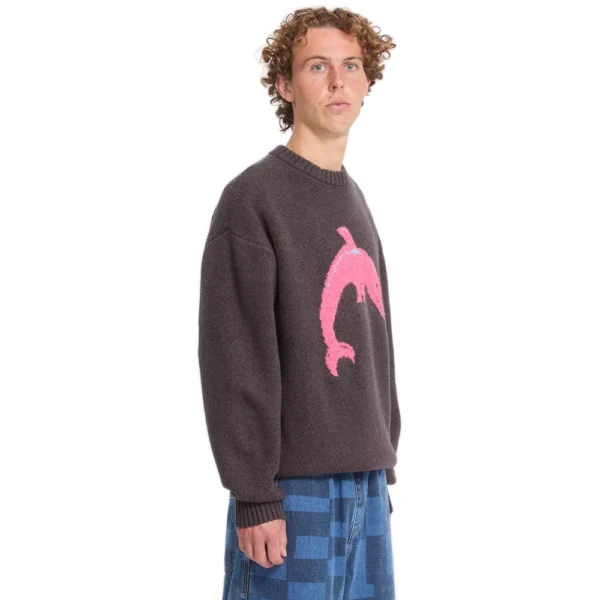 Ανδρικό πλεκτό πουλόβερ Volcom Ozzy Dolphin σε σκούρο καφέ χρώμα με ροζ σχέδιο διαθέσιμο στο ns97.gr Kastoria.
