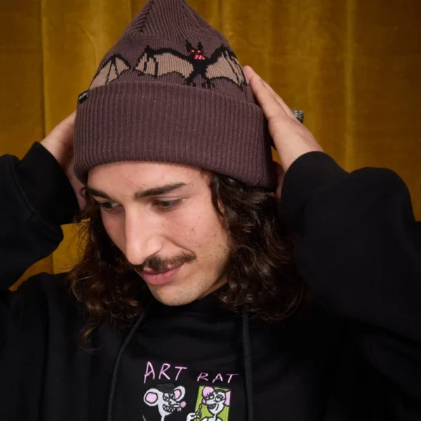 Unisex πλεκτός σκούφος Volcom Ozzy Beanie σε σκούρο καφέ χρώμα διαθέσιμο στο ns97.gr Kastoria.
