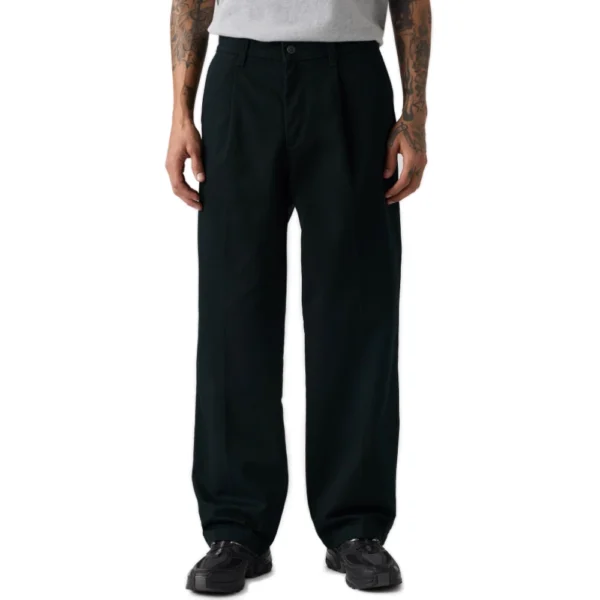 Ανδρικό υφασμάτινο παντελόνι chino Levi's Loose Pleated Work Chinos σε μαύρο χρώμα διαθέσιμο στο ns97.gr Kastoria.