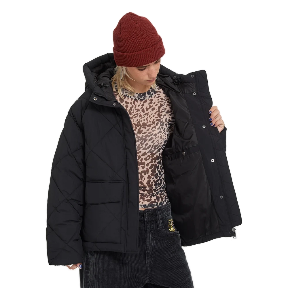 Γυναικείο κοντό μπουφάν puffer Volcom Out Of Boxy Puffer Jacket σε μαύρο χρώμα διαθέσιμο στο ns97.gr Kastoria.